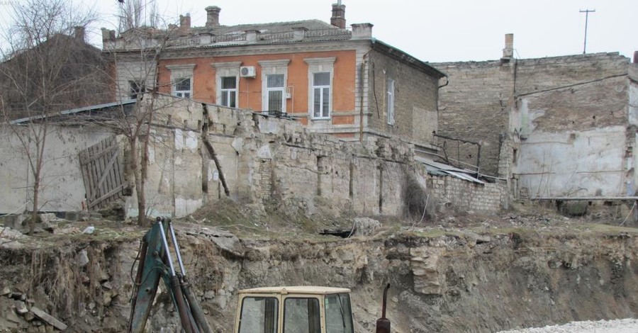 В Феодосии строители неожиданно «нарыли» памятник 