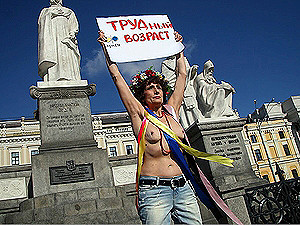 Пожилая активистка FEMEN показала грудь молодым 