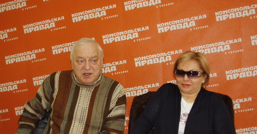 Сергей Никитин платит Татьяне рубль за стихотворную строку
