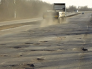 Трасса Донецк-Луганск покрылась дорожными язвами