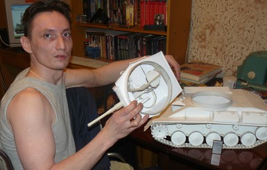 Крымчанин создает мини-копии настоящих немецких танков