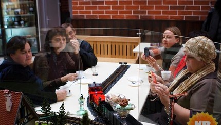 В Харькове открылось кафе, где заказ подъезжает на паравозике 