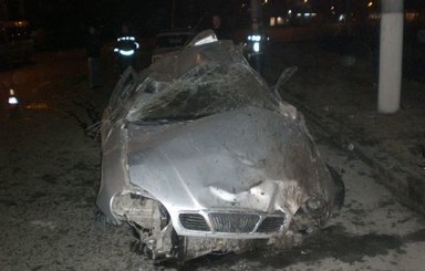 В Луганске «пьяное» Daewoo врезалось в столб 