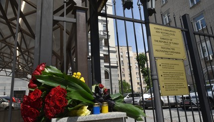 Украинцы принесли цветы к посольству Турции в Киеве