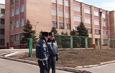 В макеевской школе сообщение о взрывном устройстве сорвало занятия