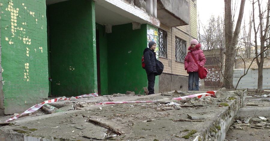 В Донецке проверят 300 подъездных козырьков. 