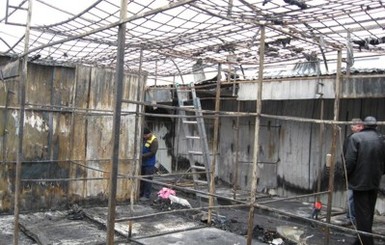 На Симферопольском рынке сгорело 30 бутиков с одеждой