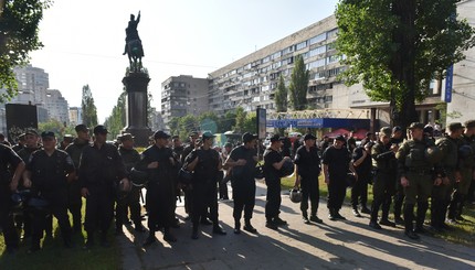 Памятник Щорсу от сноса охраняют несколько сотен спецназовцев