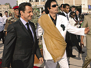 Зачем Саркози обнимал Каддафи, если теперь бомбит