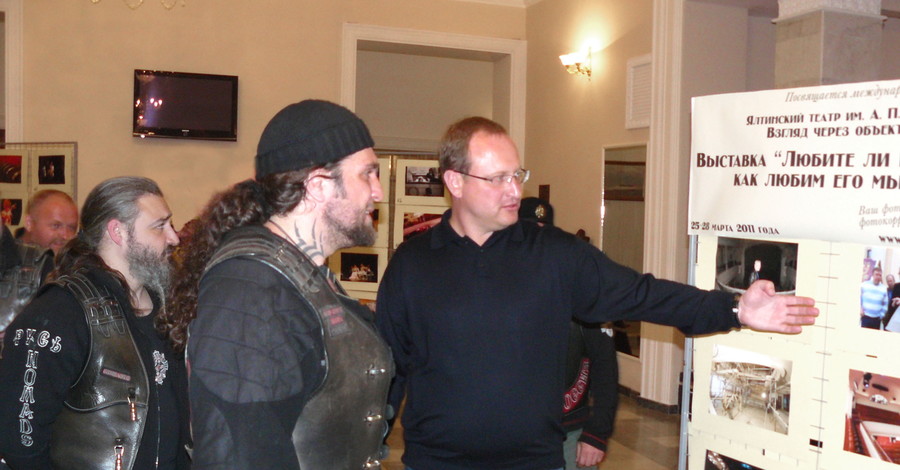 Мэр Ялты Алексей Боярчук провел ночную экскурсию по театру для российских байкеров