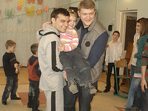 Алексей Кузнецов выбрал двух детей из приюта и носил на руках
