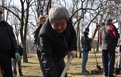 На Аллее Славы посадили 30 деревьев, а с Хортицы вывезли 6 грузовиков мусора