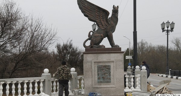 Знаменитым керченским грифонам «почистили крылышки»