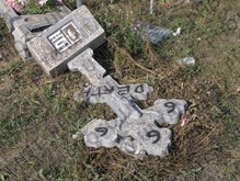 Трое донецких мужиков разрушили десять могил на кладбище