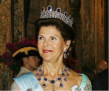 Королева Швеции упала, уклоняясь от папарацци