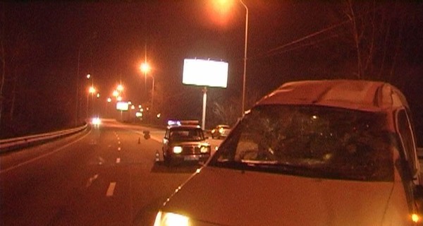 В Киеве автомобиль Fiat впечатался в отбойник