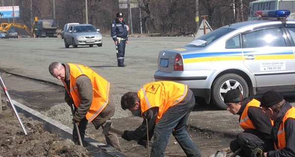 Власти обещают в этом году отремонтировать и внутридворовые дороги