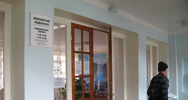 В шахту больничного лифта упала санитарка