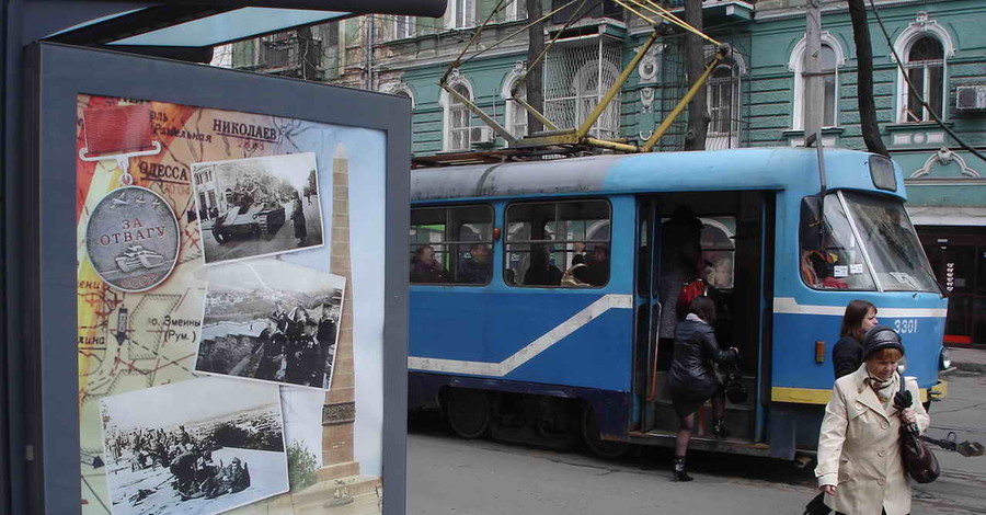 Накануне Дня освобождения вывесили плакаты с румынскими солдатами