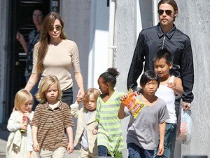 Анджелина Джоли планирует усыновить еще одного ребенка?
