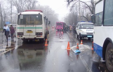 В Донецке под колесами автобуса погибла женщина