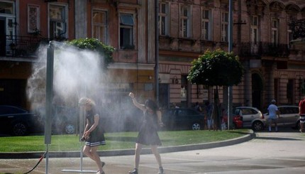 В Польше от жары спасаются водяной завесой