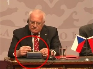 Чехи решили собрать для своего президента ручки, карандаши, фломастеры