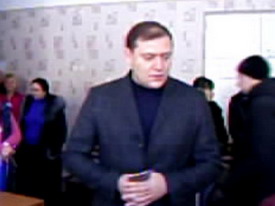 Михаил Добкин голосует.