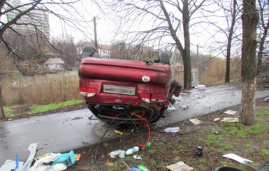 «Ланос» врезался в дерево. В ДТП погибла несовершеннолетняя девушка