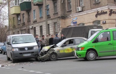 В центре Мариуполя два микроавтобуса «зажали» Daewoo на перекрестке 