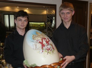 В Симферополе накануне Пасхи «снесли» гигантское шоколадное яйцо