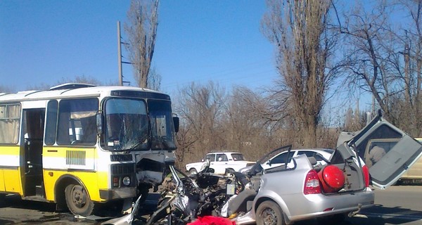 Жуткая авария под Одессой: врезавшуюся в автобус иномарку смяло. Есть жертвы