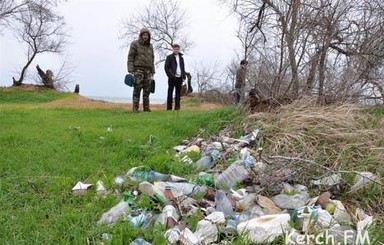 Экологи бьют тревогу: крымские пляжи наполовину состоят из мусора и окурков