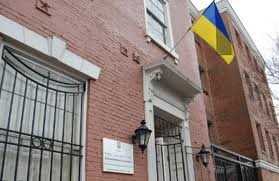 Украинские посольства обойдутся без красных флагов на 9 мая