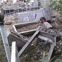 Молодые вандалы громили могилы на кладбище ради бензина