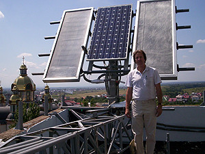 Изобретатель из Прикарпатья построил у себя на крыше солнечную электростанцию