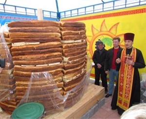 На Донетчине испекли самый большой пасхальный кулич в Украине 