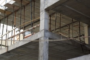 В Коктебеле гостиницы строят даже на тротуарах