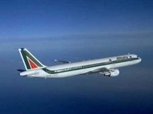 Пытавшийся угнать итальянский самолет дипломат не имел при себе диппаспорта