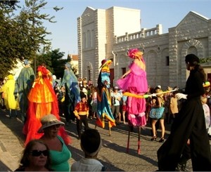 Симферопольцев развлечет всемирно известный Театр на ходулях