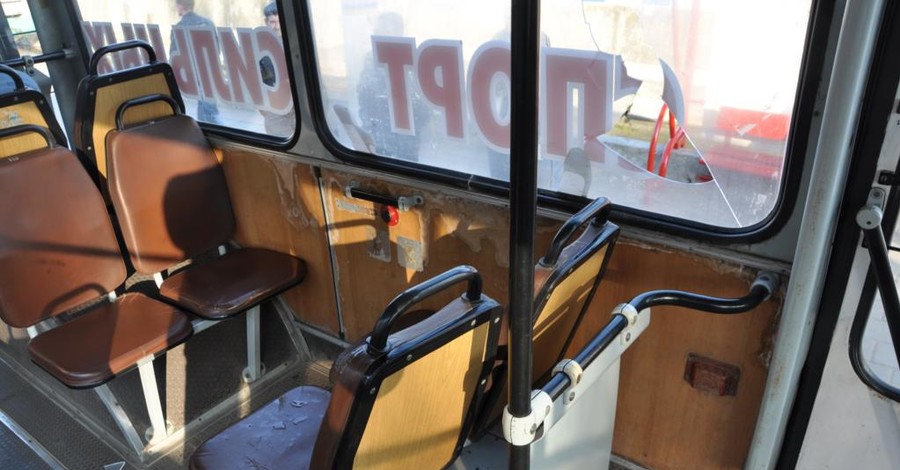 В Крыму прохожий бросил бутылку в окно троллейбуса – пострадали двое пассажиров