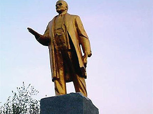 В Донецке появился золотой памятник Ленину