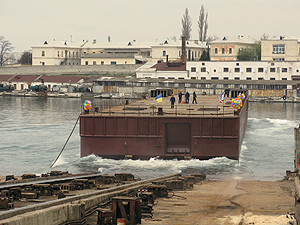 Кран-гигант, строящийся в Севастополе, скоро будет готов