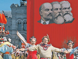 Коммунисты вышли на демонстрацию с огромным ухом 