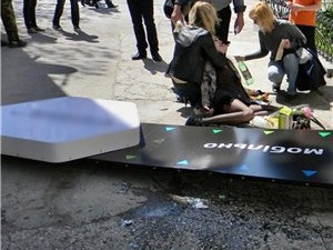 Женщина, на которую рухнул рекламный щит, оказалась беременной