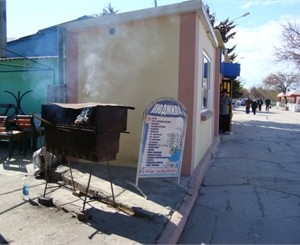 Беспредел в Севастополе: еще один бар на пляже «Омега» грозят превратить в руины