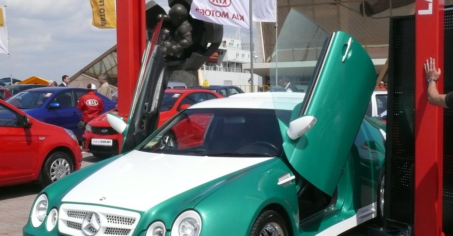 Одесситам показали «Мерседес» из зеленого золота