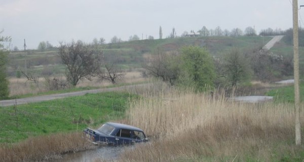 Вблизи Мариуполя легковушка «влетела» в водоем