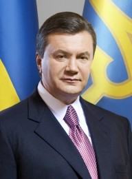 Янукович узаконит красные флаги на День победы
