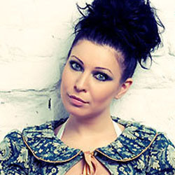 Ёлка вышла на концерт в Севастополе в помятом платье